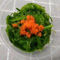 ยำสาหร่ายญี่ปุ่นไข่กุ้ง
