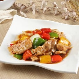 หมูคูโรบูตะผัดซอสพริกไทยดำ