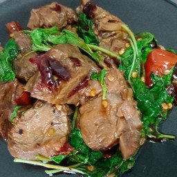 กะเพราเนื้อตุ๋น (กับข้าว)