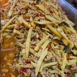 กะเพราหน่อไม้หมูสับ