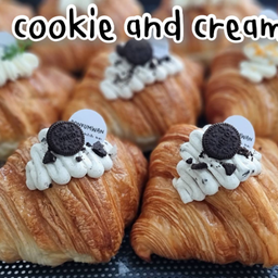 Croissant cookie and cream