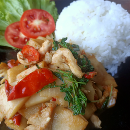 ข้าวราดกระเพราไก่หน่อไม้ดอง
