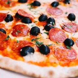 Pizza peperoni+black olive