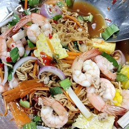 ยำมาม่ากุ้งสุก