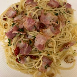 สปาเก็ตตี้น้ำมันเบคอนพริกแห้ง