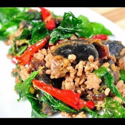 ข้าวกระเพราไข่เยี่ยวม้า