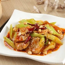 หมูคูโรบูตะผัดคื่นช่ายฝรั่งซอสเสฉวนหมาล่า