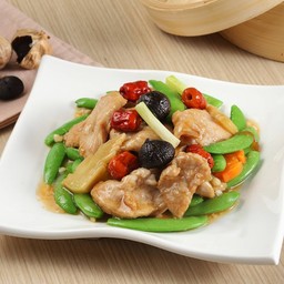 หมูคูโรบูตะผัดกระเทียมดำกับพุทราจีนและถั่วลันเตา