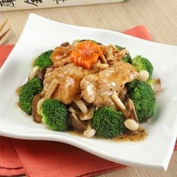 หมูคูโรบูตะผัดเห็ดรวมบร็อคโคลี่ซอสเห็ดทรัฟเฟิล