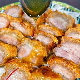 หมูกรอบ 1ขีด +ซอสน้ำปลา หั่นพร้อมทาน