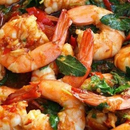 กระเพรากุ้งราดข้าว