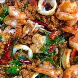 กระเพรารวมมิตรราดข้าว