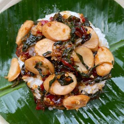 กระเพราไส้กรอกไก่หนังกรอบ