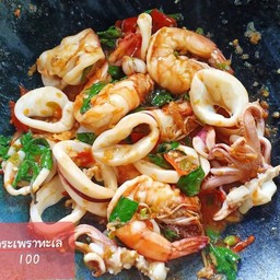 กระเพราทะเลราดข้าว