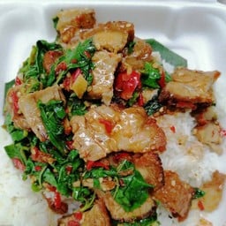 เต้าหู้ไข่ผัดแห้งหมูกรอบราดข้าว