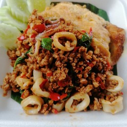 หมึกผัดกระเพราราดข้าว