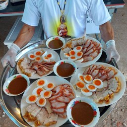 หมูกรอบเปล่าๆเป็นขีดละแถมน้ำราด