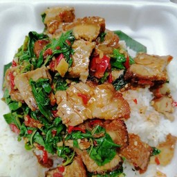 เต้าหู้ไข่กระเพราหมูกรอบราดข้าว