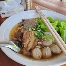 ก๋วยเตี๋ยวบ้านแสงดา