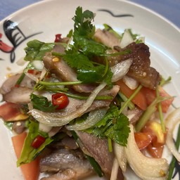 ยำคอหมูย่าง