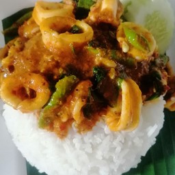 หมึกผัดเครื่องแกงราดข้าว