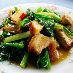 ผัดคะน้าหมูกรอบ(กับข้าว)