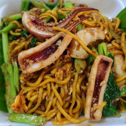 หมี่เหลืองผัดซีอิ๊วหมึก
