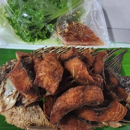 ปลานิลทอด + น้ำจิ้มซีฟู้ด