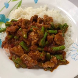 ข้าวผัดพริกแกงเนื้อ