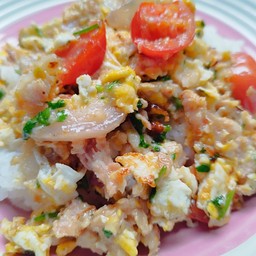 ข้าวเเหนมผัดไข่