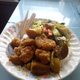 ข้าวราดแกง2อย่าง(เลือกท๊อปปิ้ง.ยกเว้นปลาทอดขมิ้น)