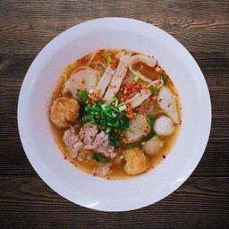 ก๋วยเตี๋ยวลูกชิ้นปลาต้มยำ