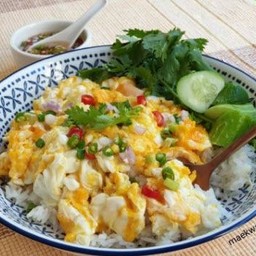 ข้าวไข่ขยี้พริกน้ำปลาใบโหระพา