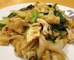 ผัดซีอิ๊วไก่