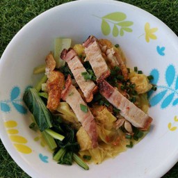 เกี๊ยวน้ำ-หมูกรอบ