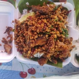 กะเพราหมูสับ+ไส้อ่อน