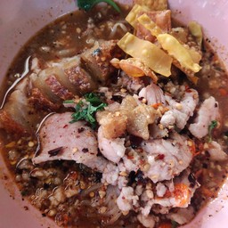 เกาเหลาต้มยำหมูกรอบ