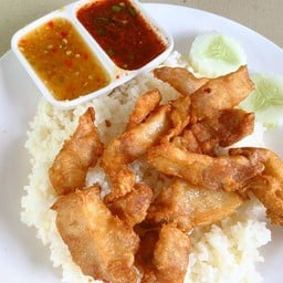 ข้าวสามชั้นทอดกระเทียม