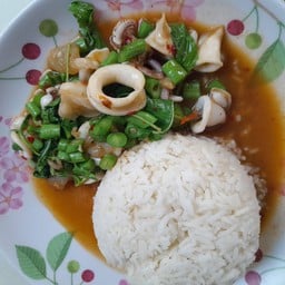 กระเพราปลาหมึกราดข้าว