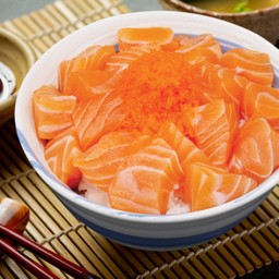 ข้าวหน้าปลาแซลมอน (หั่นเต๋า)