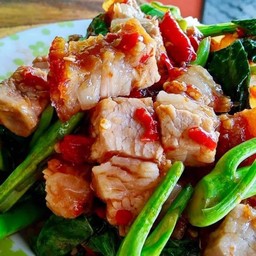ผัดคะน้าหมูกรอบ