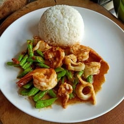 ข้าวผัดพริกแกงทะเล