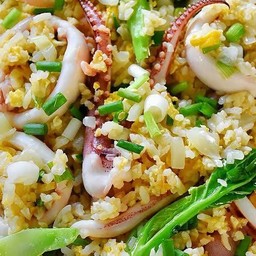 ข้าวผัดปลาหมึก