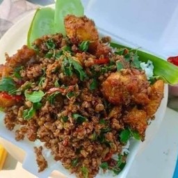 กะเพราหมูสับ+ไก่กรอบ