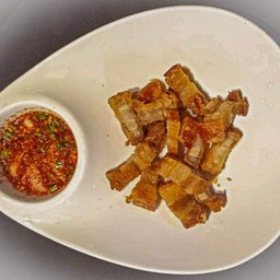 หมูกรอบจิ้มแจ่ว