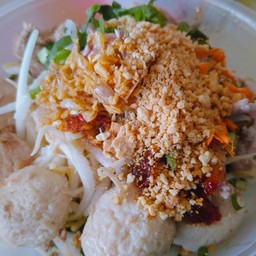 เส้นเล็กต้มยำหมูสับไข่ชิ้น