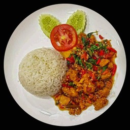 ข้าวราดกระเพราไก่กรอบ