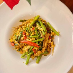 หมี่ผัดผักบุ้งไก่