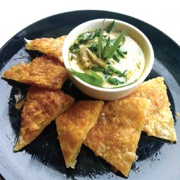 แกงเขียวหวานเนื้อหรือไก่ พริกขี้หนูโรตี