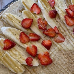 เครป กล้วย สตอเบอรี่ คาราเมล (มังสวิรัติ) crepe banana strawberry with caramel sauce (vegetarian)